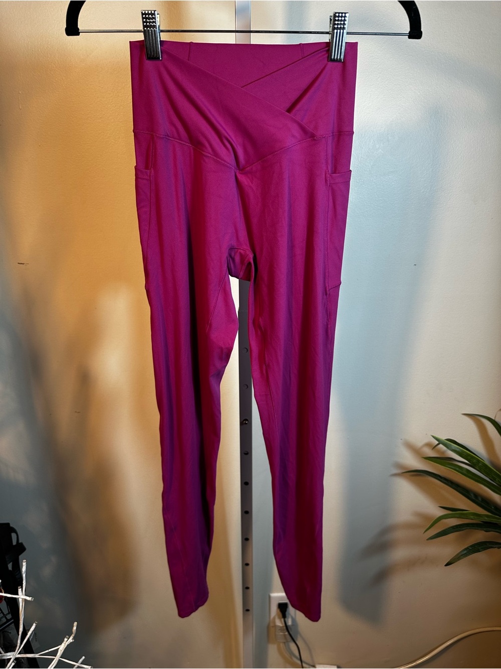 L16. Halara Hig-Waist Magenta Leggings with Side Pockets